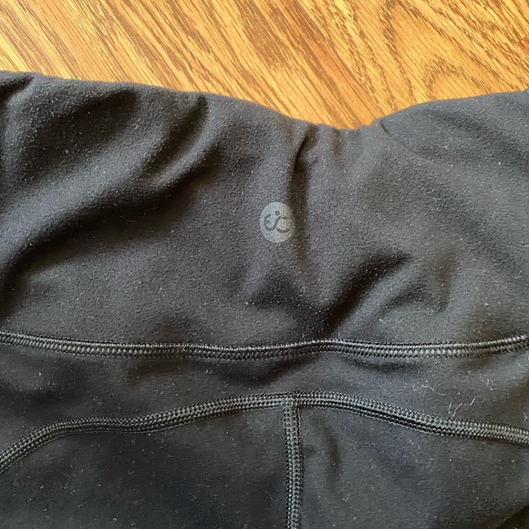Size M black leggings with pockets! - Picture 2 of 2